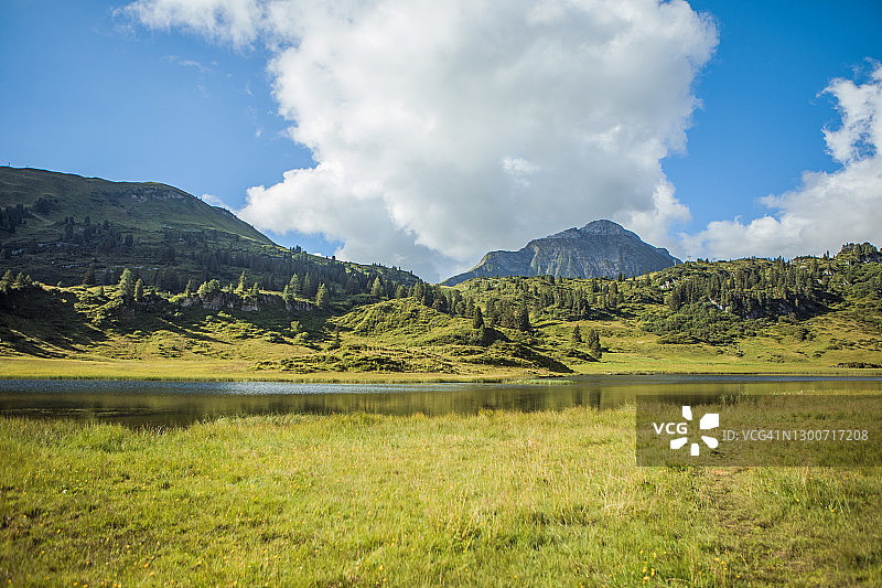 奥地利乡村的湖泊景观图片素材