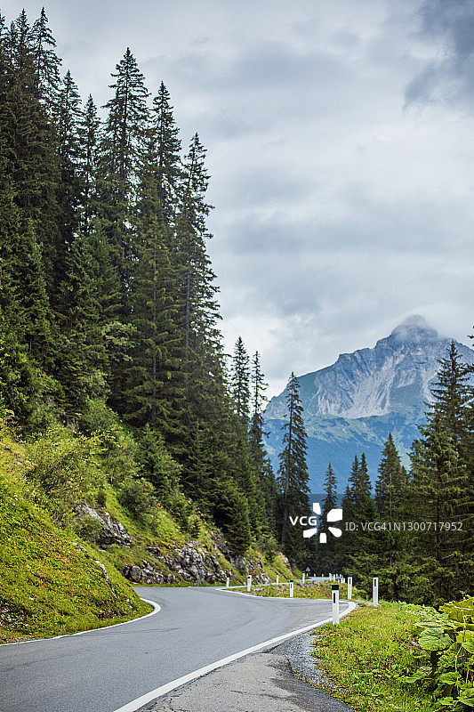 美丽的奥地利乡村公路景观图片素材