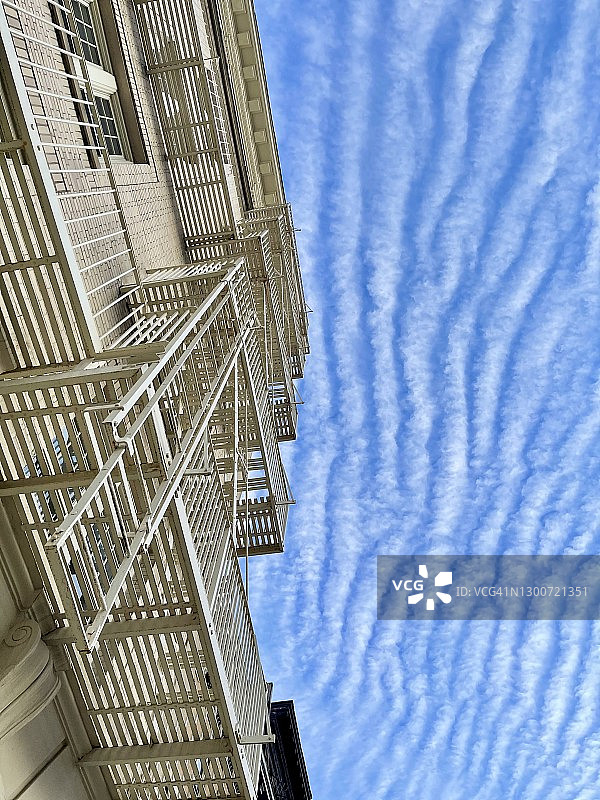 条纹状云彩的天空图片素材