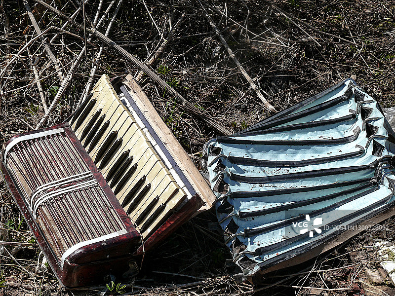 废弃区域的破旧手风琴图片素材