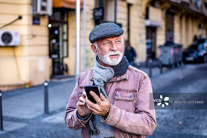 使用手机的年长男人图片素材