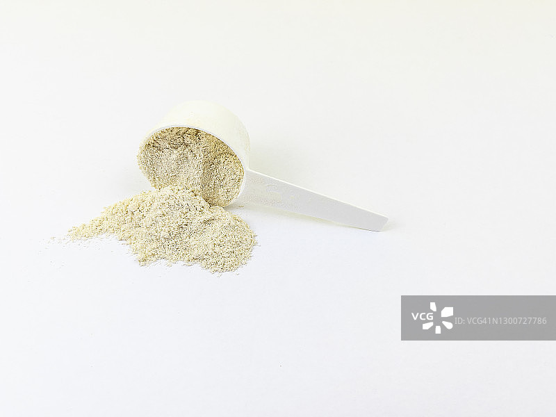 勺子里的燕麦麸皮粉（片）白色表面照片。燕麦-食品，排列，棕色，谷类植物，特写。健康食品和饮料。图片素材