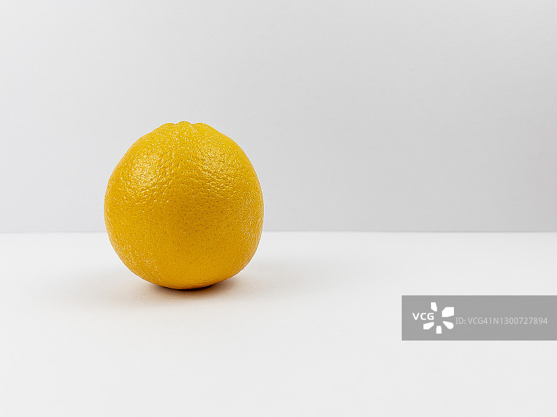 白色背景上的橙子，用于节食、健康食品和生活方式概念图片素材