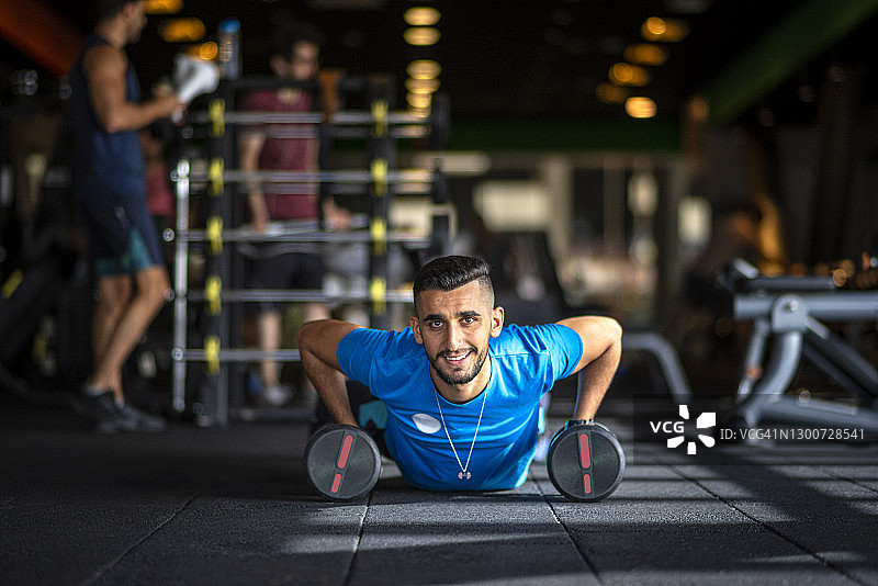在健身房锻炼的健康男人图片素材