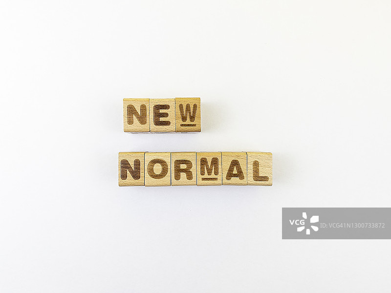新常态文字或词语在立方体木块玩具上，白色背景图片素材