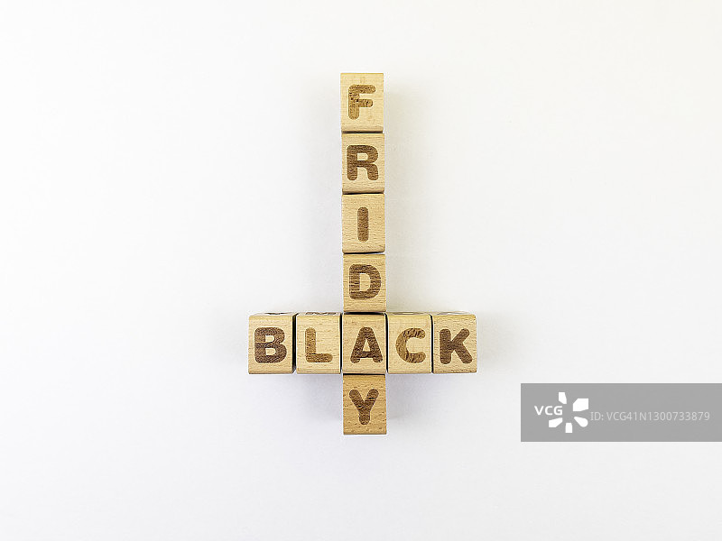 黑色星期五文字木质立方体玩具白色背景图片素材