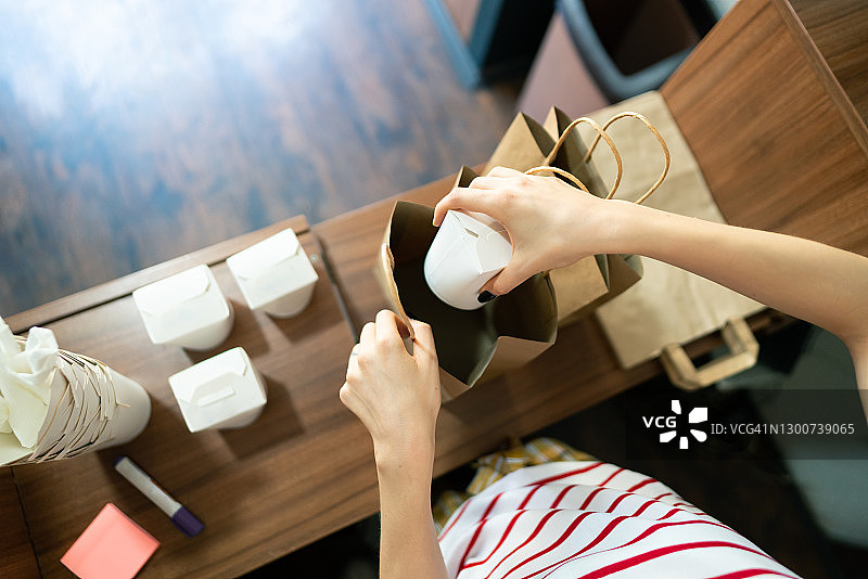 快餐店员工打包外卖食品的俯视图图片素材