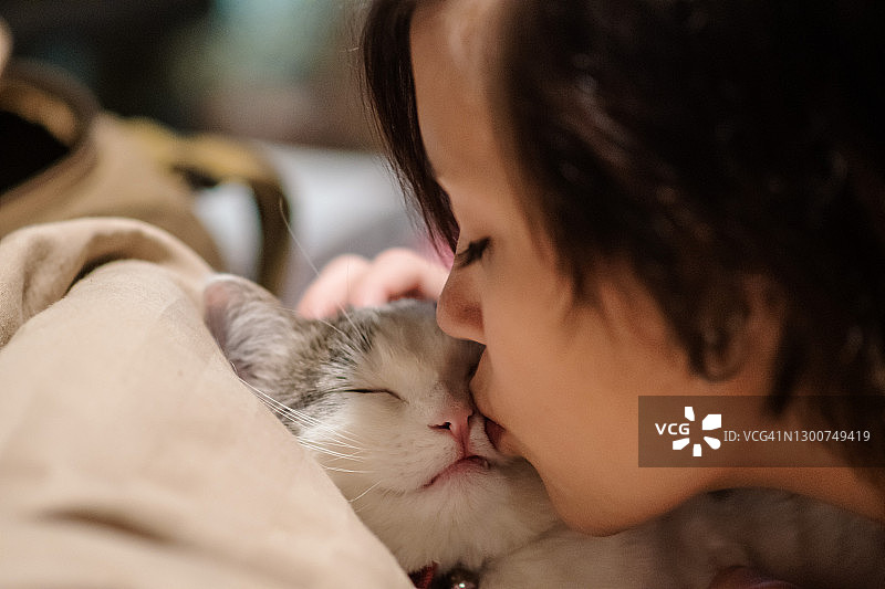 亲吻猫的少女特写图片素材