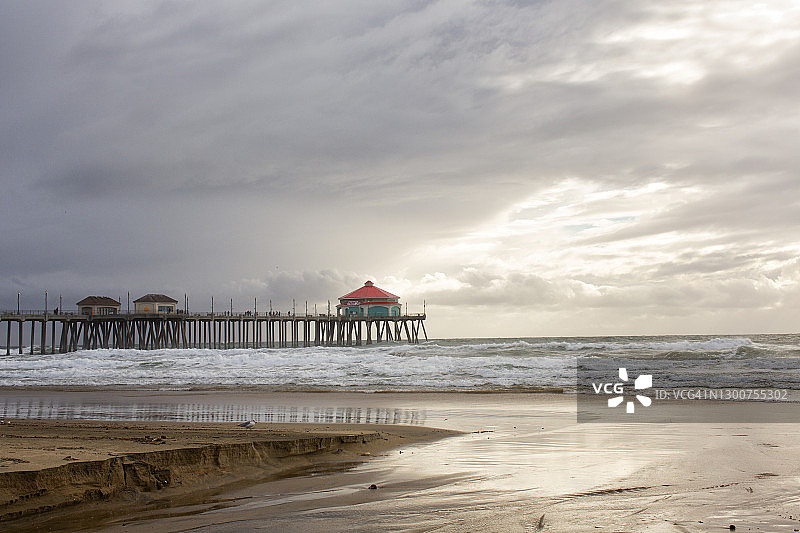 亨廷顿海滩码头的风暴图片素材