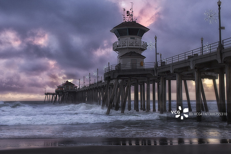 亨廷顿海滩码头冬季日落图片素材