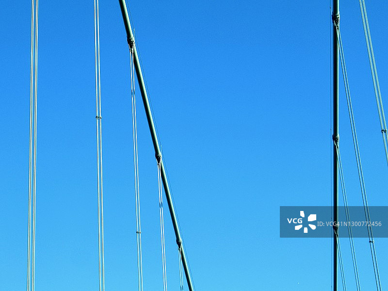 蓝天下的钢缆线条 - 抽象图片素材