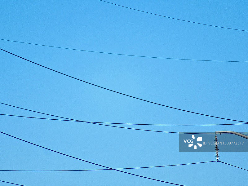 蓝天下的抽象图像电力线图片素材