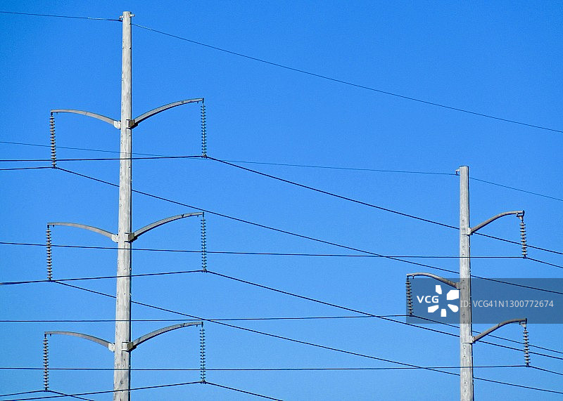 蓝天下的抽象图像电力线图片素材