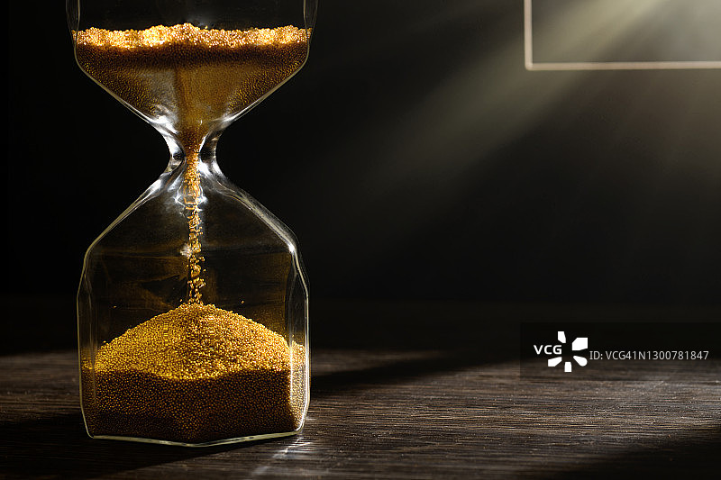 带有金色沙子的沙漏图片素材