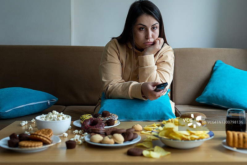 坐在沙发上的超重女人图片素材