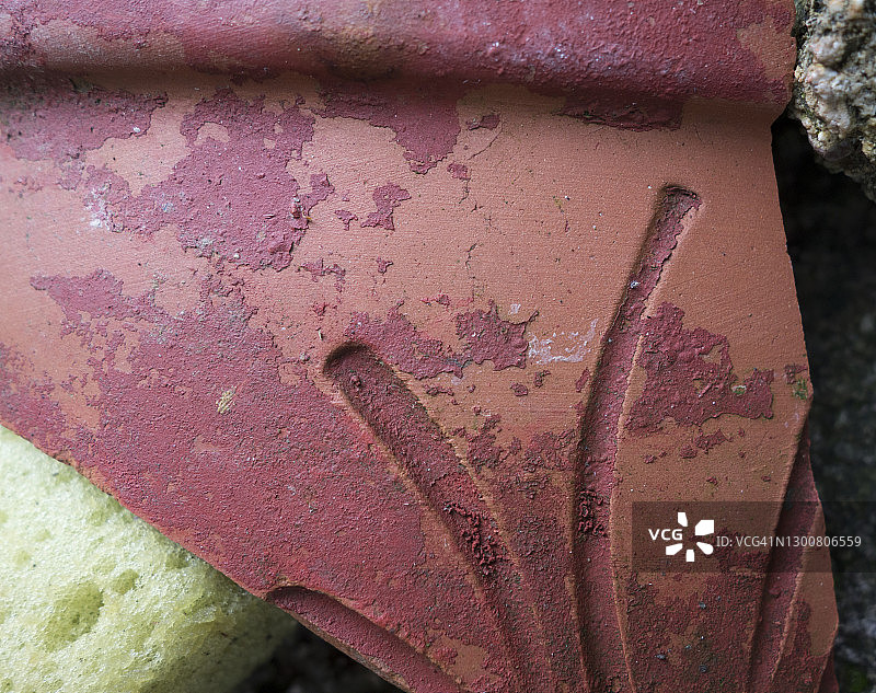 花园中发现的古希腊陶器碎片图片素材