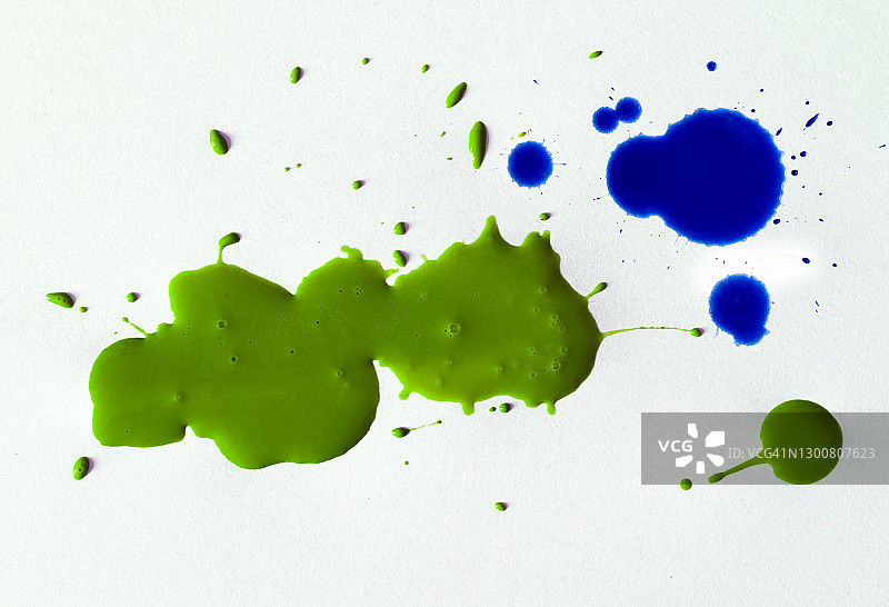 白色画布上的绿色和蓝色油漆飞溅图片素材