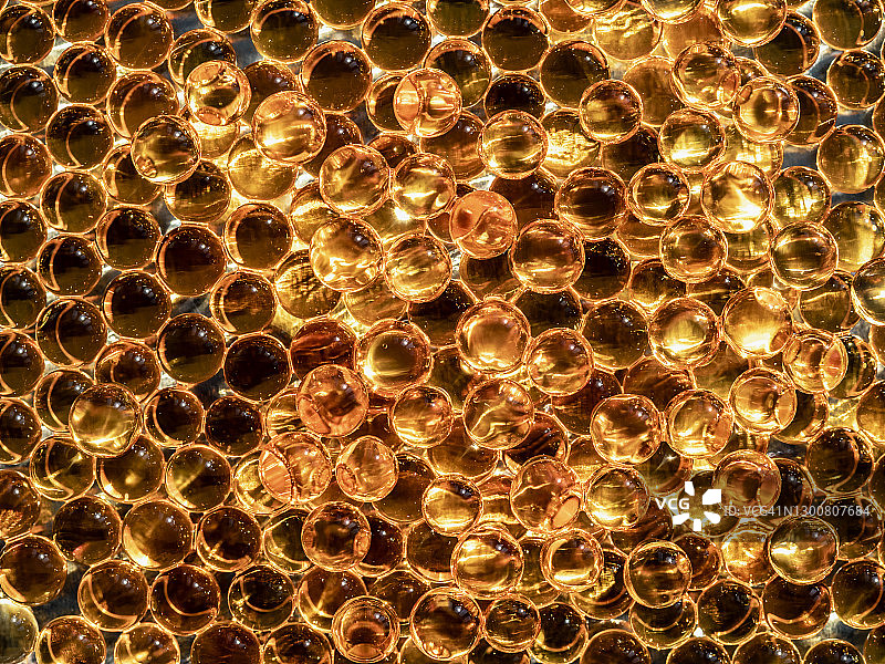 具有黄色光反射和闪光的光滑玻璃球体图片素材