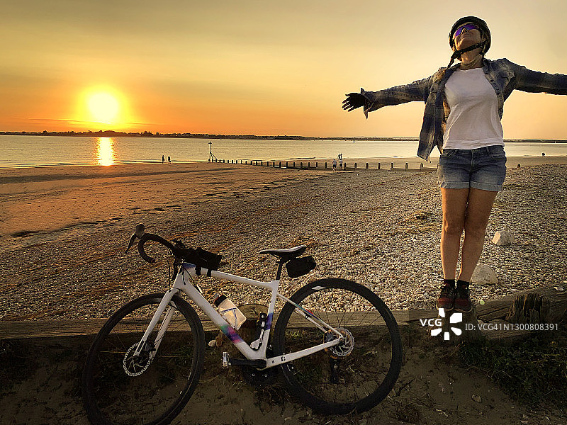 享受自由的骑自行车女人图片素材