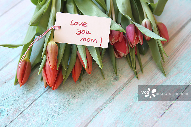 送给妈妈的郁金香花束图片素材