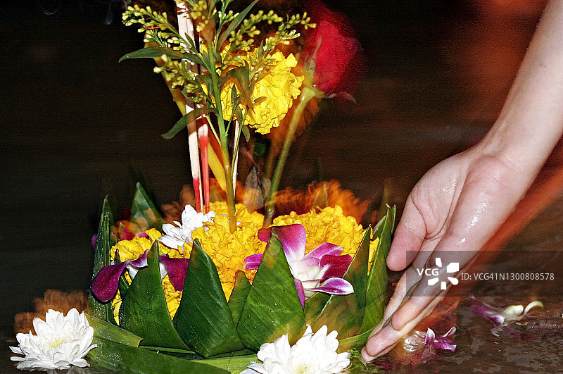 水灯节——手推水灯入水图片素材