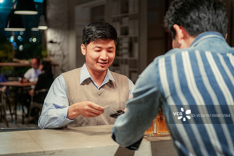 用银行卡在酒吧付款图片素材