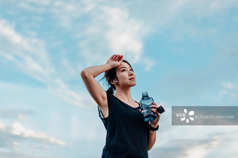 年轻女人运动后休息图片素材