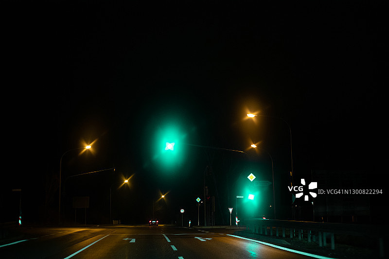 夜晚的绿色交通灯图片素材