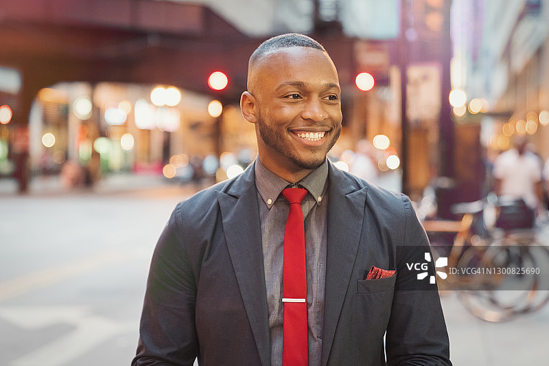 快乐微笑的商人在芝加哥市中心街道上行走图片素材