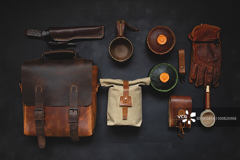 手工皮革包和旅行装备图片素材