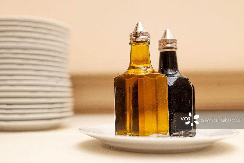 油醋调味瓶与餐盘图片素材