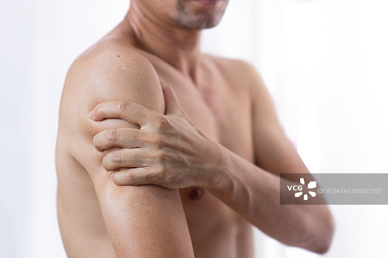 男子手臂疼痛、肩部疼痛、关节炎图片素材