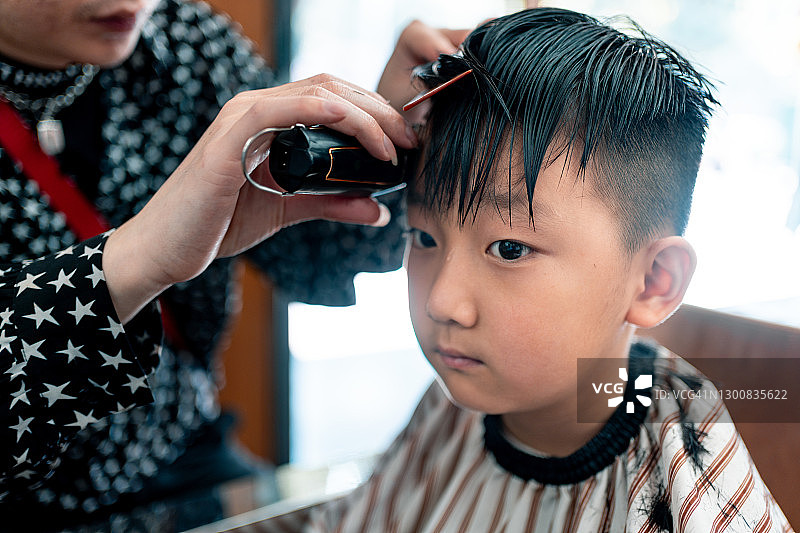 亚洲男孩理发图片素材