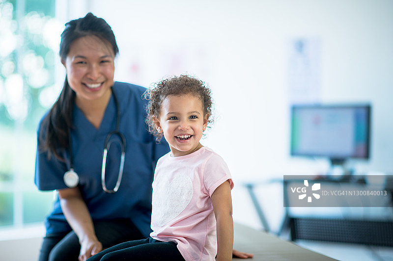 很高兴去看医生！图片素材