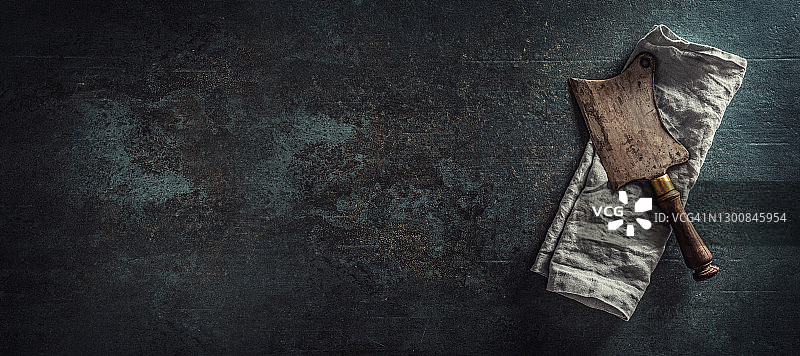 肉铺桌上的复古切肉刀与餐巾图片素材