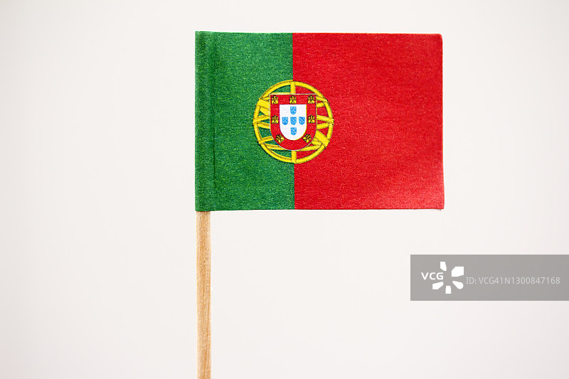白色背景上的葡萄牙国旗图片素材