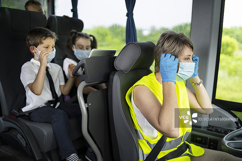 新冠肺炎：戴口罩的女公交车司机图片素材