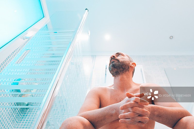 坐在马桶上的中年男人图片素材