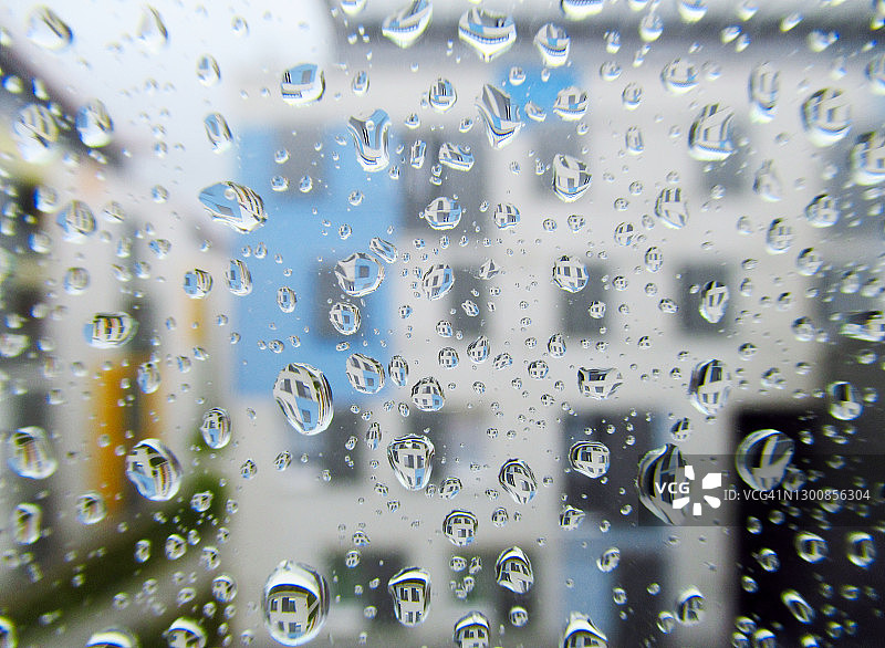 雨天窗户景色，有雨滴和窗户倒影图片素材