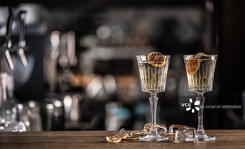 经典代基里鸡尾酒：朗姆酒、青柠汁、糖浆和橙子干图片素材