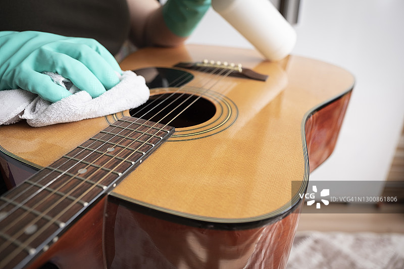 用超细纤维布清洁吉他图片素材