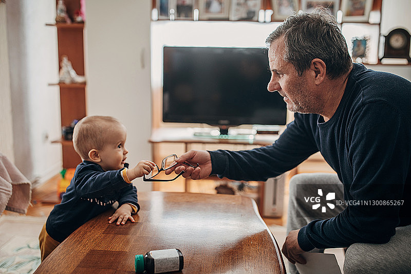 快乐的孙子和祖父图片素材