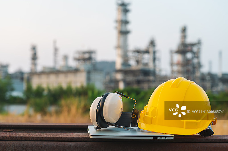 施工现场的建筑设备、安全帽、对讲机、笔记本电脑和耳罩图片素材