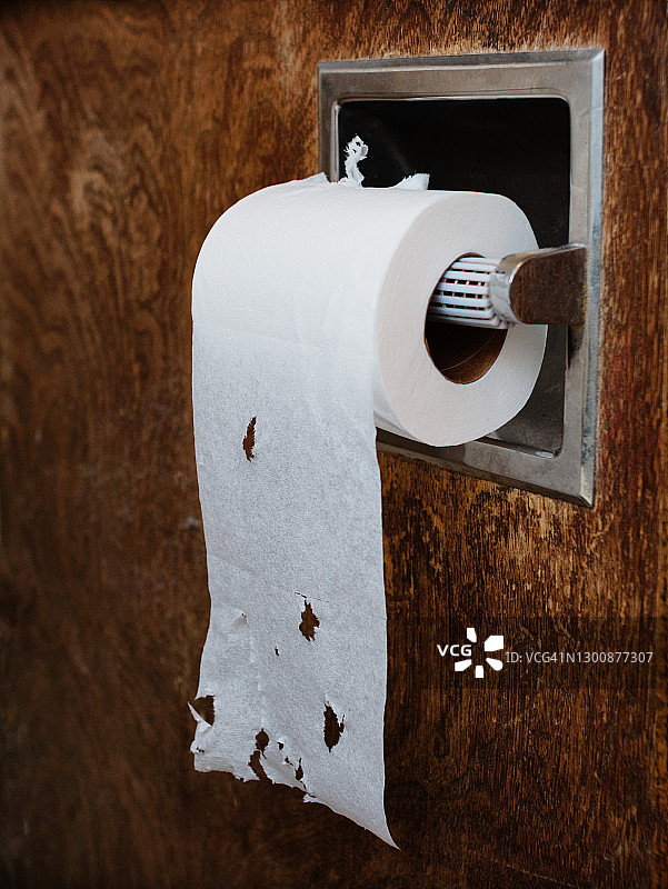 被猫损坏的刮痕卫生纸卷图片素材