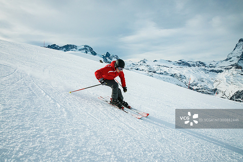在瑞士采尔马特滑雪胜地滑雪的年轻滑雪者图片素材