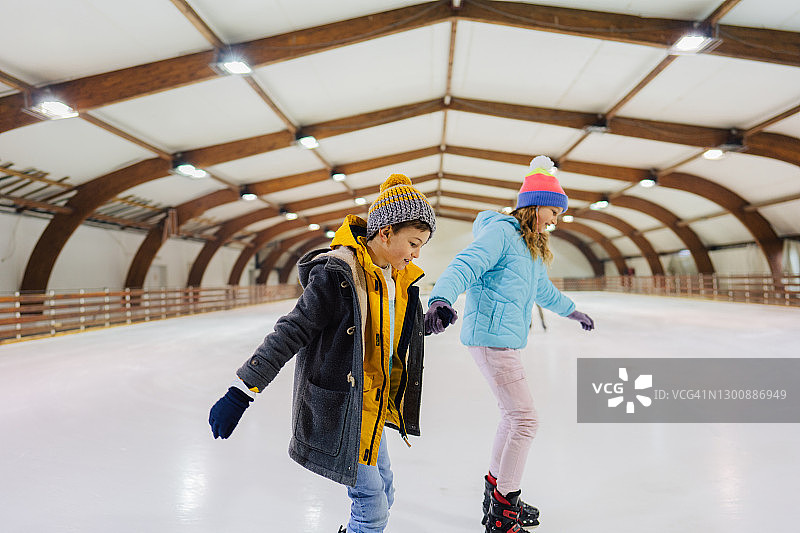 和我的姐妹一起滑冰图片素材