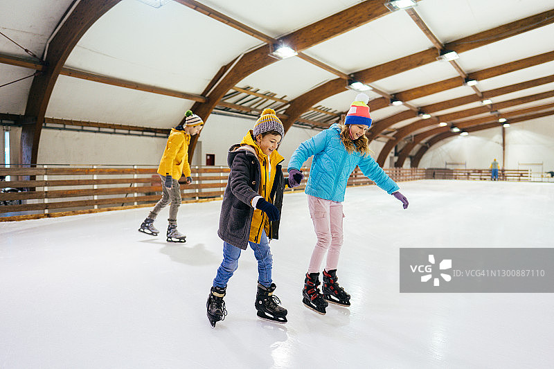 和我的姐妹一起滑冰图片素材