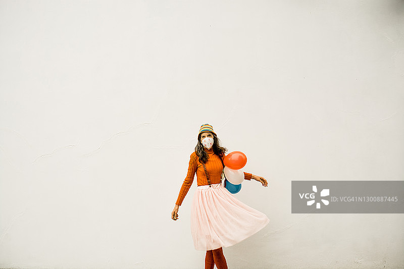 穿着小丑服装和防护面罩的女人图片素材