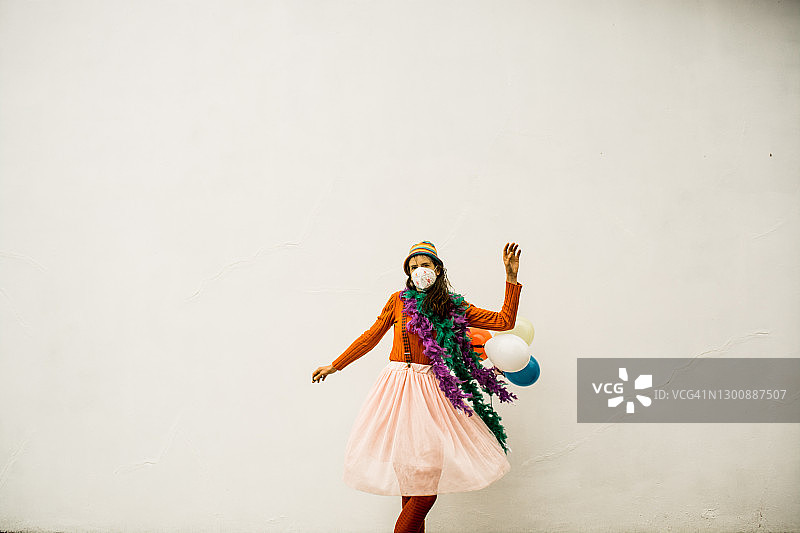 戴防护面具的嘉年华装扮女人（白色背景）图片素材