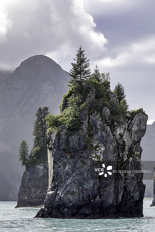 阿拉斯加克奈峡湾国家公园的壮丽岩层图片素材